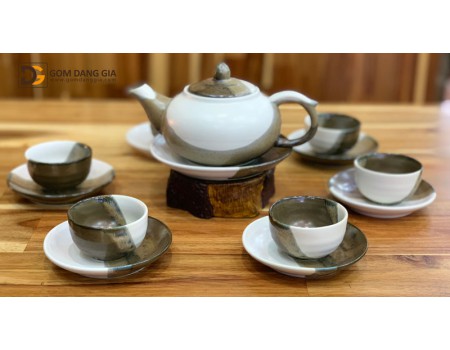 Bộ ấm chén men hỏa biến dáng bầu men nâu, trắng. Bộ ấm chén men hỏa biến dáng bầu men nâu, trắng.